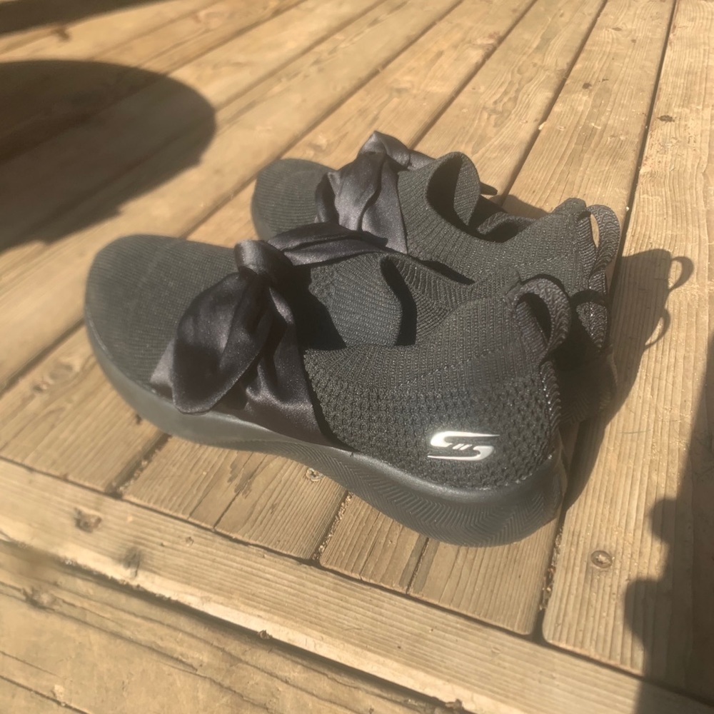Like new sketcher shoes with bow